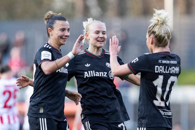 Google Pixel Frauen-Bundesliga: 1. FC Köln - FC Bayern München; 15.03.2026 Linda Dallmann (FC Bayern München, 10) jubelt nach ihrem Tor mit Arianna Caruso (FC Bayern München, 27) und Pernille Harder (FC Bayern München, 21) am 20. Spieltag der Google Pixel Frauen-Bundesliga im Spiel des 1. FC Köln gegen den FC Bayern München am 15.03.2026 im Franz-Kremer-Stadion in Köln, Deutschland. Copyright: xBEAUTIFULxSPORTS Meuselx