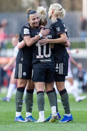 Google Pixel Frauen-Bundesliga: 1. FC Köln - FC Bayern München; 15.03.2026 Linda Dallmann (FC Bayern München, 10) jubelt nach ihrem Tor mit Arianna Caruso (FC Bayern München, 27) und Pernille Harder (FC Bayern München, 21) am 20. Spieltag der Google Pixel Frauen-Bundesliga im Spiel des 1. FC Köln gegen den FC Bayern München am 15.03.2026 im Franz-Kremer-Stadion in Köln, Deutschland. Copyright: xBEAUTIFULxSPORTS Meuselx