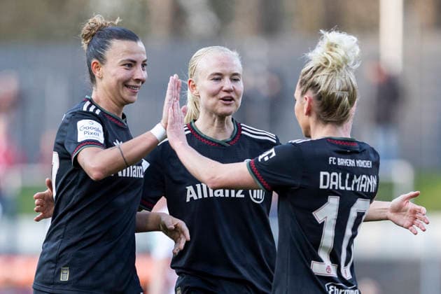 Google Pixel Frauen-Bundesliga: 1. FC Köln - FC Bayern München; 15.03.2026 Linda Dallmann (FC Bayern München, 10) jubelt nach ihrem Tor mit Arianna Caruso (FC Bayern München, 27) und Pernille Harder (FC Bayern München, 21) am 20. Spieltag der Google Pixel Frauen-Bundesliga im Spiel des 1. FC Köln gegen den FC Bayern München am 15.03.2026 im Franz-Kremer-Stadion in Köln, Deutschland. Copyright: xBEAUTIFULxSPORTS Meuselx