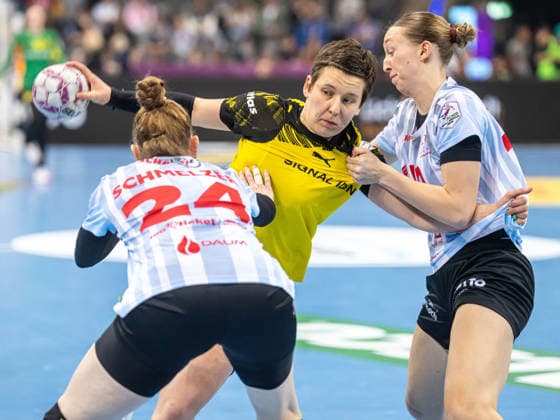 Alina Grijseels (Borussia Dortmund, 04) im Duell mit Matilda Ehlert (HSG Bensheim Auerbach, 10) und Meike Schmelzer (HSG Bensheim Auerbach, 24), HSG Bensheim Auerbach vs. Borussia Dortmund, Handball, DHB Pokal Haushahn Final 4, Finale, Spielzeit 2025 2026, 15.03.2026 HSG Bensheim Auerbach vs. Borussia Dortmund, Handball, DHB Pokal Haushahn Final 4, Finale, Spielzeit 2025 2026, 15.03.2026 Stuttgart Copyright: xMichaelxSchmidt Eibner-Pressefotx EP_MST