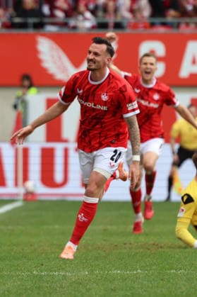 15.03.2026, xrekx, Fussball 2.Bundesliga, 1.FC Kaiserslautern - Karlsruher SC v.l. Torjubel nach dem Tor zum celebrating the goal celebrate 2:0 durch Mergim Berisha (1.FC Kaiserslautern) (DFL DFB REGULATIONS PROHIBIT ANY USE OF PHOTOGRAPHS as IMAGE SEQUENCES and or QUASI-VIDEO) Kaiserslautern