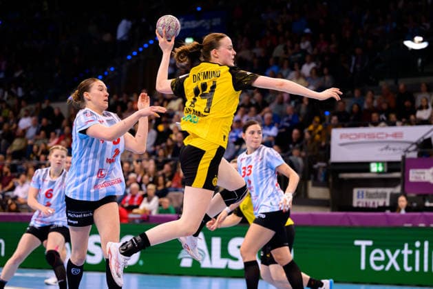 Handball: DHB-Pokal, Finale, HSG Bensheim Auerbach - Borussia Dortmund Alieke van Maurik (Dortmund) Stuttgart Porsche Arena Baden-Württemberg Deutschland