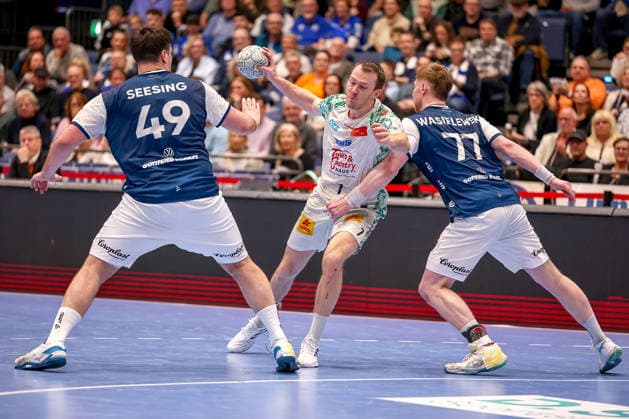 15.03.2026, Handball, HBL, Bergischer HC - SC Magdeburg, Mitsubishi Electric HALLE Düsseldorf: Aron Seesing (BHC 49) Johannes Wasielewski (BHC 77) im Zweikampf gegen Felix Claar (SC Magdeburg 07) Nordrhein-Westfalen Deutschland