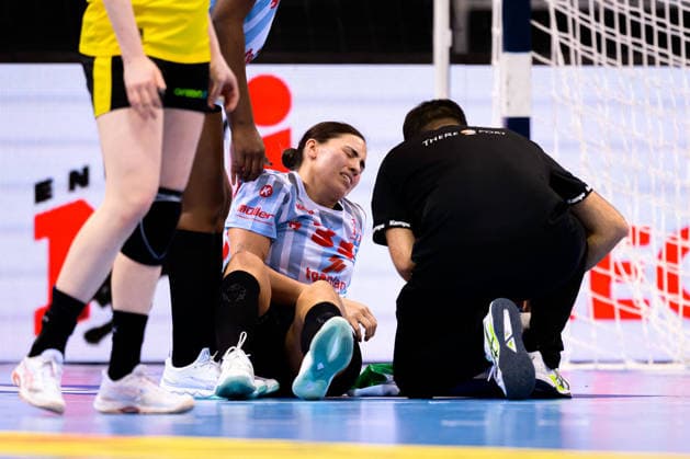 Handball: DHB-Pokal, Finale, HSG Bensheim Auerbach - Borussia Dortmund Lucie-Marie Kretzschmar (Bensheim) Verletzt Verletzung Schmerzen Stuttgart Porsche Arena Baden-Württemberg Deutschland