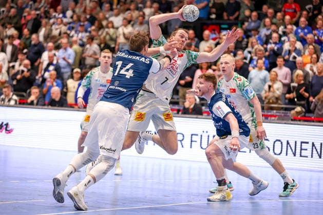 15.03.2026, Handball, HBL, Bergischer HC - SC Magdeburg, Mitsubishi Electric HALLE Düsseldorf: Felix Claar (SC Magdeburg 07) wirft den Ball auf das Tor im Zweikampf gegen Gerdas Babarskas (BHC 14) Nordrhein-Westfalen Deutschland