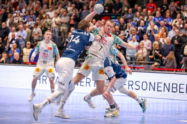 15.03.2026, Handball, HBL, Bergischer HC - SC Magdeburg, Mitsubishi Electric HALLE Düsseldorf: Felix Claar (SC Magdeburg 07) wirft den Ball auf das Tor im Zweikampf gegen Gerdas Babarskas (BHC 14) Nordrhein-Westfalen Deutschland