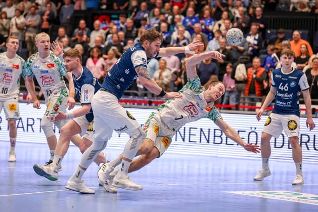 15.03.2026, Handball, HBL, Bergischer HC - SC Magdeburg, Mitsubishi Electric HALLE Düsseldorf: Felix Claar (SC Magdeburg 07) wirft den Ball auf das Tor im Zweikampf gegen Gerdas Babarskas (BHC 14) Nordrhein-Westfalen Deutschland
