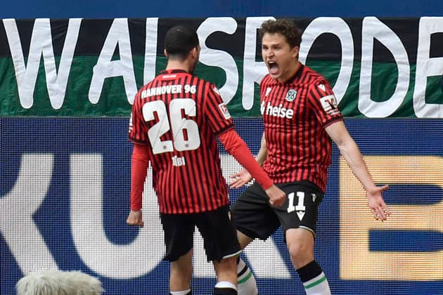 Benedikt Pichler (Hannover 11) jubelt nach dem Tor zum 2:2 mit Waniss Taibi (Hannover 26) 15.03.2026 ¢ Fussball ¢ FC Schalke 04 vs Hannover 96, Veltins-Arena, Gelsenkirchen, DFB DFL REGULATIONS PROHIBIT ANY USE OF PHOTOGRAPHS AS IMAGE SEQUENCES AND OR QUASI-VIDEO