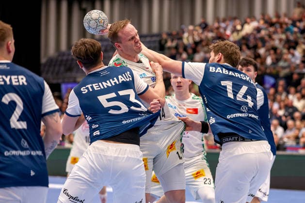 15.03.2026, Handball, HBL, Bergischer HC - SC Magdeburg, Mitsubishi Electric HALLE Düsseldorf: Omar Ingi Magnusson (SC Magdeburg 14) wird von Soeren Steinhaus (BHC 53) und Gerdas Babarskas (BHC 14) festgemacht Nordrhein-Westfalen Deutschland