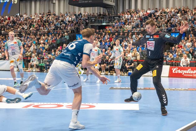Julian Fuchs (Bergischer HC 06, 46) trifft gegen Sergey Hernandez Ferrer (SC Magdeburg, 01). Bergischer HC 06 vs. SC Magdeburg, Handball, DAIKIN Handballbundesliga, 25. Spieltag, Saison 2025 2026, 15.03.2026 Bergischer HC 06 vs. SC Magdeburg, Handball, DAIKIN Handballbundesliga, 25. Spieltag, Saison 2025 2026, 15.03.2026 Duesseldorf Copyright: xEibner-Pressefoto ThomasxHaeslerx EP_THR