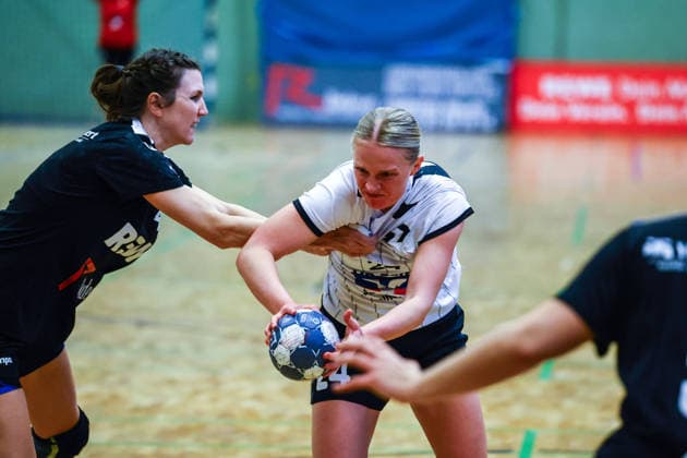 Handball I Frauen I Saison 2025 2026 I Regionalliga Nord I 21. Spieltag I SV Henstedt-Ulzburg II - HSG Eider Harder I 15.03.2026 Tina Pejic (4, SV Henstedt-Ulzburg II) Margit Rohwer (24, HSG Eider Harde ) Copyright: xLobeca RalfxHomburgx