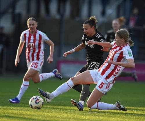 15.03.2026, xophax, Fussball ; Frauen Bundesliga Google Pixel Frauen - Bundesliga 25 26. Arianna Caruso ( Bayern München ) , mitte und Celina Degen , rechts ( 1.FC Köln ) im Zweikampf. Links Laura Donhauser ( 1.FC Köln ) (DFL DFB REGULATIONS PROHIBIT ANY USE OF PHOTOGRAPHS as IMAGE SEQUENCES and or QUASI-VIDEO) Koeln