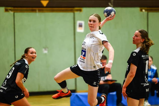 Handball I Frauen I Saison 2025 2026 I Regionalliga Nord I 21. Spieltag I SV Henstedt-Ulzburg II - HSG Eider Harder I 15.03.2026 Mariella Suplie (9, SV Henstedt-Ulzburg II) Sofie Katharina Stolley (21, HSG Eider Harde ) Hannah Wulff (11, SV Henstedt-Ulzburg II) Copyright: xLobeca RalfxHomburgx