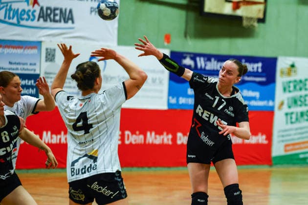 Handball I Frauen I Saison 2025 2026 I Regionalliga Nord I 21. Spieltag I SV Henstedt-Ulzburg II - HSG Eider Harder I 15.03.2026 Ellis Meg Bruhn (4, HSG Eider Harde) Merja Schröder (17, SV Henstedt-Ulzburg II) Copyright: xLobeca RalfxHomburgx