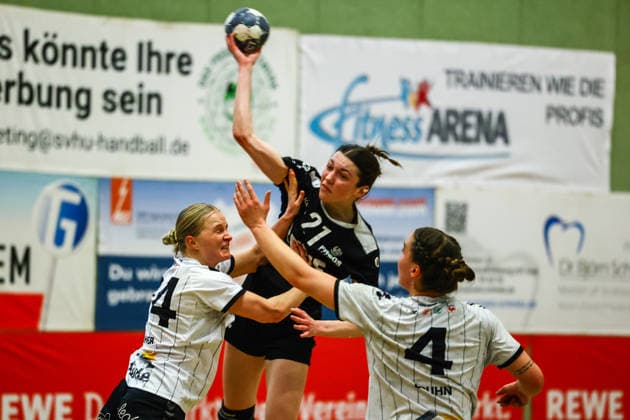 Handball I Frauen I Saison 2025 2026 I Regionalliga Nord I 21. Spieltag I SV Henstedt-Ulzburg II - HSG Eider Harder I 15.03.2026 Margit Rohwer (24, HSG Eider Harde ) Saskia Sankowski (21, SV Henstedt-Ulzburg II) Ellis Meg Bruhn (4, HSG Eider Harde) Copyright: xLobeca RalfxHomburgx