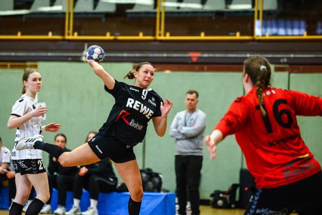 Handball I Frauen I Saison 2025 2026 I Regionalliga Nord I 21. Spieltag I SV Henstedt-Ulzburg II - HSG Eider Harder I 15.03.2026 Mariella Suplie (9, SV Henstedt-Ulzburg II) Lea Schweinem (16, HSG Eider Harde) Copyright: xLobeca RalfxHomburgx
