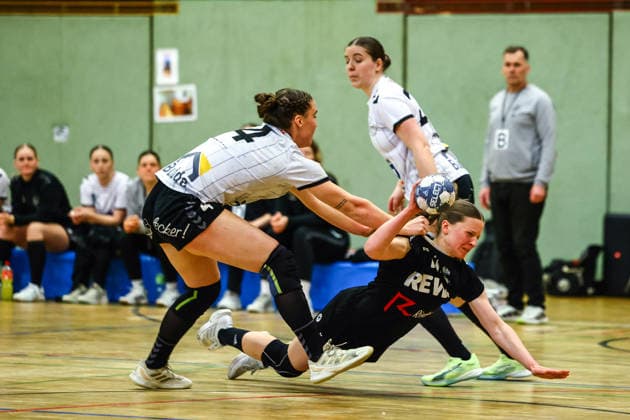 Handball I Frauen I Saison 2025 2026 I Regionalliga Nord I 21. Spieltag I SV Henstedt-Ulzburg II - HSG Eider Harder I 15.03.2026 Ellis Meg Bruhn (4, HSG Eider Harde) Hannah Wulff (11, SV Henstedt-Ulzburg II) Copyright: xLobeca RalfxHomburgx