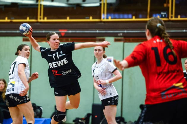 Handball I Frauen I Saison 2025 2026 I Regionalliga Nord I 21. Spieltag I SV Henstedt-Ulzburg II - HSG Eider Harder I 15.03.2026 Hannah Wulff (11, SV Henstedt-Ulzburg II) Lea Schweinem (16, HSG Eider Harde) Copyright: xLobeca RalfxHomburgx