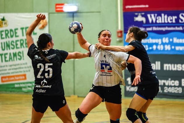 Handball I Frauen I Saison 2025 2026 I Regionalliga Nord I 21. Spieltag I SV Henstedt-Ulzburg II - HSG Eider Harder I 15.03.2026 Marla Adler (25, SV Henstedt-Ulzburg II) Ellis Meg Bruhn (4, HSG Eider Harde) Copyright: xLobeca RalfxHomburgx