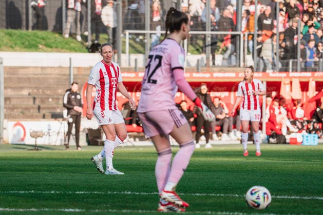 Pauline Bremer (1.FC Koeln, 11) lauert auf den Ball 1.FC Köln vs. FC Bayern München, Fussball, Google Pixel Frauen-Bundesliga, 20.Spieltag, Saison 2025 26, 15.03.2026, 1.FC Köln vs. FC Bayern München, Fussball, Google Pixel Frauen-Bundesliga, 20.Spieltag, Saison 2025 26, 13.03.2026 Köln Copyright: xEibner-Pressefoto LukasxBaldygax EP_LBA