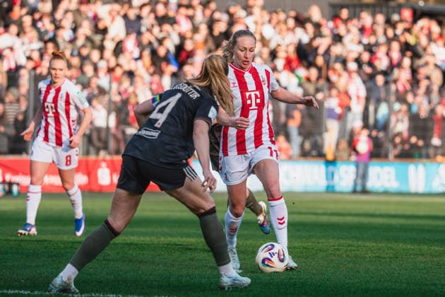 Pauline Bremer (1.FC Koeln, 11) im Angriff gegen Glodis Perla Viggosdottir (FC Bayern Muenchen, 04) 1.FC Köln vs. FC Bayern München, Fussball, Google Pixel Frauen-Bundesliga, 20.Spieltag, Saison 2025 26, 15.03.2026, 1.FC Köln vs. FC Bayern München, Fussball, Google Pixel Frauen-Bundesliga, 20.Spieltag, Saison 2025 26, 13.03.2026 Köln Copyright: xEibner-Pressefoto LukasxBaldygax EP_LBA