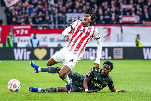 Deutschland: Fussball Bundesliga 2025 - 2026, 26. Spieltag - SC Freiburg vs 1. FC Union Berlin - Europa-Park-Stadion (Freiburg): Johan Manzambi (SC Freiburg, 44) wird von Derrick Köhn Kohn (1. FC Union Berlin, 39) gefoult und bekommt von Schiedsrichter Sven Jablonski (Bremen) die Gelbe Karte *** Germany Soccer Bundesliga 2025 2026, Matchday 26 SC Freiburg vs 1 FC Union Berlin Europa Park Stadion Freiburg Johan Manzambi SC Freiburg, 44 is fouled by Derrick Köhn Kohn 1 FC Union Berlin, 39 and receives a yellow card from referee Sven Jablonski Bremen Copyright: xJOERANxSTEINSIEKx