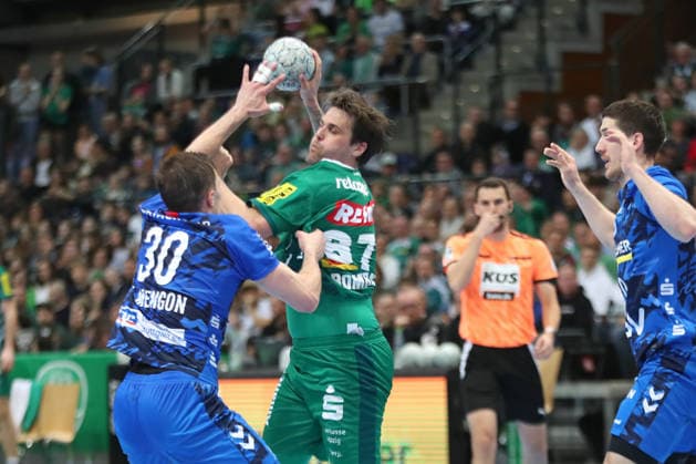 Handball DAIKIN HBL, SC DHfK Leipzig - TVB Stuttgart; 15.03.2026 Dean Bombac (67, SC DHfK Leipzig) wird von Marco Mengon (30, TVB Stuttgart) attackiert. Handball, DAIKIN HBL, 1. Bundesliga, Saison 2025 2026, 25. Spieltag: SC DHfK Leipzig vs. TVB Stuttgart am 15.03.2026 in der Quarterback Immobilien Arena Leipzig. Copyright: xBEAUTIFULxSPORTS JanxKaeferx