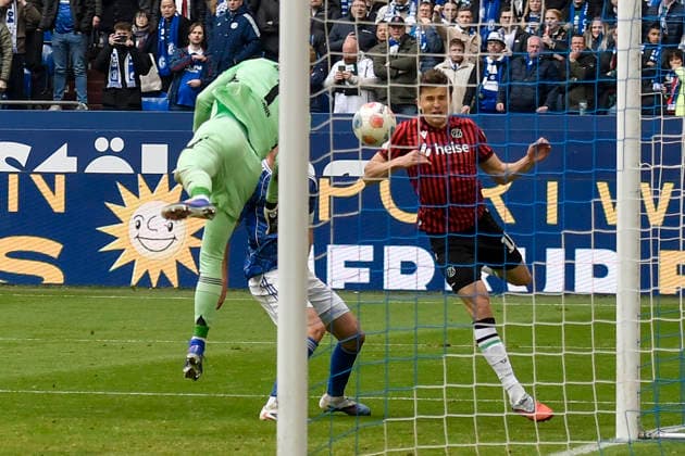 Benedikt Pichler (Hannover 11) erzielt das Tor zum 2:2 15.03.2026 ¢ Fussball ¢ FC Schalke 04 vs Hannover 96, Veltins-Arena, Gelsenkirchen, DFB DFL REGULATIONS PROHIBIT ANY USE OF PHOTOGRAPHS AS IMAGE SEQUENCES AND OR QUASI-VIDEO