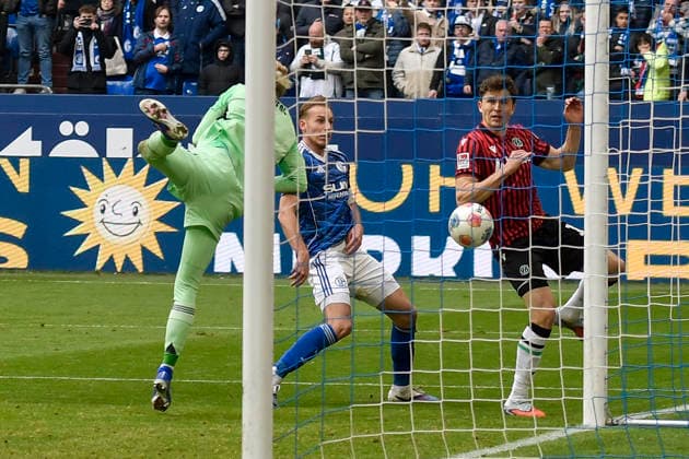 Benedikt Pichler (Hannover 11) erzielt das Tor zum 2:2 15.03.2026 ¢ Fussball ¢ FC Schalke 04 vs Hannover 96, Veltins-Arena, Gelsenkirchen, DFB DFL REGULATIONS PROHIBIT ANY USE OF PHOTOGRAPHS AS IMAGE SEQUENCES AND OR QUASI-VIDEO