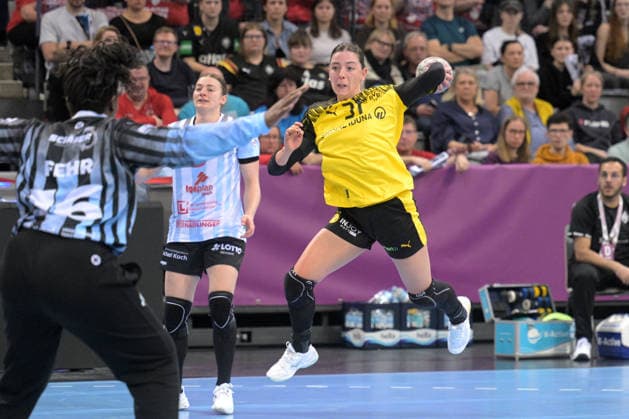 Kelly Vollebregt (BVB Borussia Dortmund Handball, 31) beim Wurf Tor im Zweikampf mit Vanessa Fehr (HSG Bensheim Auerbach, 16) im Tor HSG Bensheim Auerbach vs. BVB Borussia Dortmund Handball, Handball, Frauen, DHB Pokal Haushahn Final 4, Finale, Saison 2025 2026, 15.03.2026 HSG Bensheim Auerbach vs. BVB Borussia Dortmund Handball, Handball, Frauen, DHB Pokal Haushahn Final 4, Finale, Saison 2025 2026, 15.03.2026 Stuttgart Copyright: xEibner-Pressefoto TobiasxBaurx EP_TBR