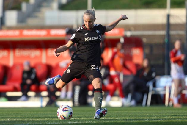Pernille Harder (FC Bayern München) in Aktion, am Ball, Einzelaktion waehrend des Spiels der Frauen Bundesliga zwischen 1.FC Köln und Bayern München, Franz-Kremer-Stadion am 15. März in Köln, Deutschland. (Foto von Oliver Kaelke DeFodi Images) +++ Pernille Harder (FC Bayern München) controls the ball during the Woman Bundesliga match between 1.FC Köln and Bayern München at Franz-Kremer-Stadion on March 15, 2026 in Cologne, Germany. (Photo by Oliver Kaelke DeFodi Images) DFL regulations prohibit any use of photographs as image sequences and or quasi-video. (Photo by Oliver Kaelke DeFodi Images) -