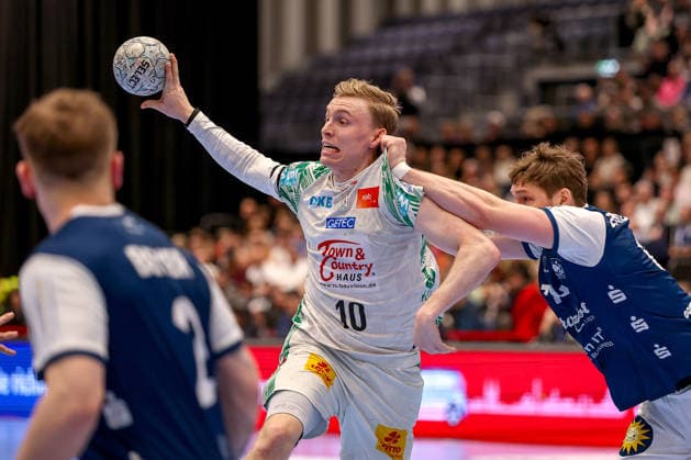 15.03.2026, Handball, HBL, Bergischer HC - SC Magdeburg, Mitsubishi Electric HALLE Düsseldorf: Gisli Kristjansson (SC Magdeburg 10) im Zweikampf gegen Gerdas Babarskas (BHC 14) Nordrhein-Westfalen Deutschland