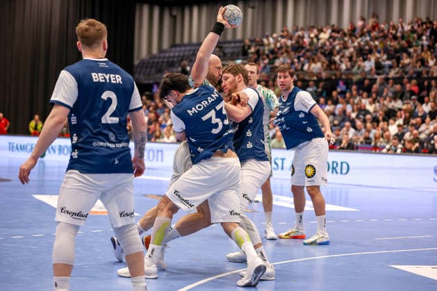 15.03.2026, Handball, HBL, Bergischer HC - SC Magdeburg, Mitsubishi Electric HALLE Düsseldorf: Oscar Bergendahl (SC Magdeburg 54) wird von Eloy Morante Maldonado (BHC 33) festgemacht Nordrhein-Westfalen Deutschland
