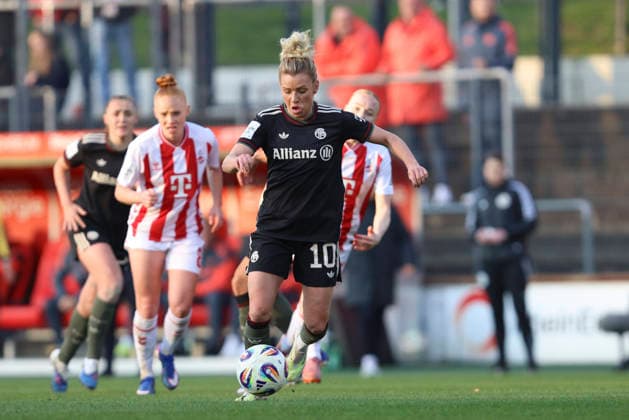 Linda Dallmann (FC Bayern München) in Aktion, am Ball, Einzelaktion waehrend des Spiels der Frauen Bundesliga zwischen 1.FC Köln und Bayern München, Franz-Kremer-Stadion am 15. März in Köln, Deutschland. (Foto von Oliver Kaelke DeFodi Images) +++ Linda Dallmann (FC Bayern München) controls the ball during the Woman Bundesliga match between 1.FC Köln and Bayern München at Franz-Kremer-Stadion on March 15, 2026 in Cologne, Germany. (Photo by Oliver Kaelke DeFodi Images) DFL regulations prohibit any use of photographs as image sequences and or quasi-video. (Photo by Oliver Kaelke DeFodi Images) -