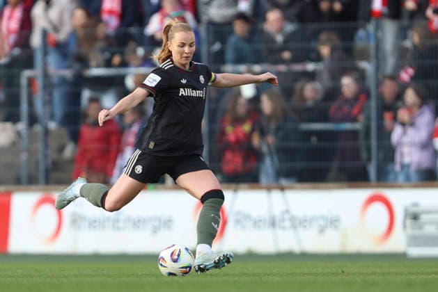 Glodis Perla Viggosdottir (FC Bayern München) in Aktion, am Ball, Einzelaktion waehrend des Spiels der Frauen Bundesliga zwischen 1.FC Köln und Bayern München, Franz-Kremer-Stadion am 15. März in Köln, Deutschland. (Foto von Oliver Kaelke DeFodi Images) +++ Glodis Perla Viggosdottir (FC Bayern München) controls the ball during the Woman Bundesliga match between 1.FC Köln and Bayern München at Franz-Kremer-Stadion on March 15, 2026 in Cologne, Germany. (Photo by Oliver Kaelke DeFodi Images) DFL regulations prohibit any use of photographs as image sequences and or quasi-video. (Photo by Oliver Kaelke DeFodi Images) -