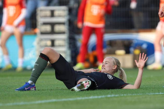 Pernille Harder (FC Bayern München) am boden waehrend des Spiels der Frauen Bundesliga zwischen 1.FC Köln und Bayern München, Franz-Kremer-Stadion am 15. März in Köln, Deutschland. (Foto von Oliver Kaelke DeFodi Images) +++ Pernille Harder (FC Bayern München) on the ground during the Woman Bundesliga match between 1.FC Köln and Bayern München at Franz-Kremer-Stadion on March 15, 2026 in Cologne, Germany. (Photo by Oliver Kaelke DeFodi Images) DFL regulations prohibit any use of photographs as image sequences and or quasi-video. (Photo by Oliver Kaelke DeFodi Images) -