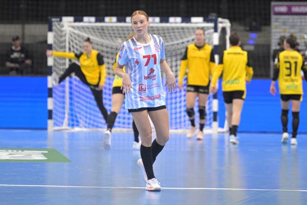 im Zweikampf mit HSG Bensheim Auerbach vs. BVB Borussia Dortmund Handball, Handball, Frauen, DHB Pokal Haushahn Final 4, Finale, Saison 2025 2026, 15.03.2026 HSG Bensheim Auerbach vs. BVB Borussia Dortmund Handball, Handball, Frauen, DHB Pokal Haushahn Final 4, Finale, Saison 2025 2026, 15.03.2026 Stuttgart Copyright: xEibner-Pressefoto TobiasxBaurx EP_TBR