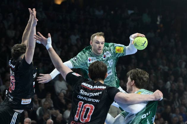 15.03.2026, xlakx, Handball Daikin HBL, Fuechse Berlin - HC Erlangen v.l.Mathias Gidsel (Fuechse Berlin), Florian Scheerer (HC Erlangen) setzt zum Sprungwurf an Berlin