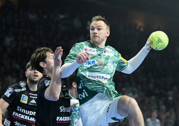 15.03.2026, xlakx, Handball Daikin HBL, Fuechse Berlin - HC Erlangen v.l.Florian Scheerer (HC Erlangen), Mathias Gidsel (Fuechse Berlin) setzt zum Sprungwurf an Berlin