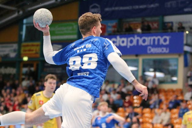 15.03.2026 Handball Herren 2025 2026 2. Handball-Bundesliga 24. Spieltag Dessau-Roßlauer HV 06 - HSG Krefeld Niederrhein Anhalt Arena Dessau Yannick-Marcos Pust (Dessau, 98, blau) bei einem Torwurf. Dessau-Roßlau Sachsen-Anhalt Deutschland