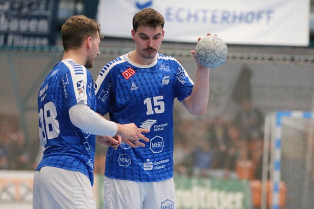 15.03.2026 Handball Herren 2025 2026 2. Handball-Bundesliga 24. Spieltag Dessau-Roßlauer HV 06 - HSG Krefeld Niederrhein Anhalt Arena Dessau Yannick-Marcos Pust (Dessau, 98, blau) spricht sich mit Marcel Nowak (Dessau, 15, blau) ab. Dessau-Roßlau Sachsen-Anhalt Deutschland