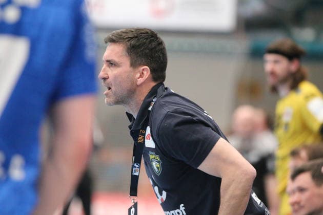 15.03.2026 Handball Herren 2025 2026 2. Handball-Bundesliga 24. Spieltag Dessau-Roßlauer HV 06 - HSG Krefeld Niederrhein Anhalt Arena Dessau Mark Schmetz (Krefeld, Trainer) mit Anweisungen an sein Team. Dessau-Roßlau Sachsen-Anhalt Deutschland