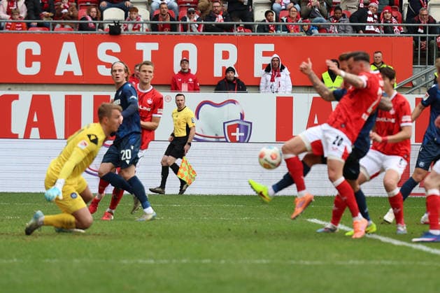 15.03.2026, xrekx, Fussball 2.Bundesliga, 1.FC Kaiserslautern - Karlsruher SC v.l. Torschuss zum 2:0 durch Mergim Berisha (1.FC Kaiserslautern) Hans Christian Bernat (Karlsruher SC) (DFL DFB REGULATIONS PROHIBIT ANY USE OF PHOTOGRAPHS as IMAGE SEQUENCES and or QUASI-VIDEO) Kaiserslautern