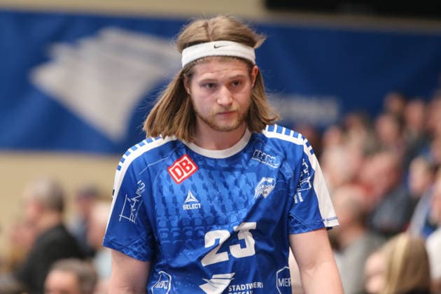 15.03.2026 Handball Herren 2025 2026 2. Handball-Bundesliga 24. Spieltag Dessau-Roßlauer HV 06 - HSG Krefeld Niederrhein Anhalt Arena Dessau Mika Schüler (Dessau, 23, blau) muss nach einer frühen roten Karten das Feld verlassen. Dessau-Roßlau Sachsen-Anhalt Deutschland
