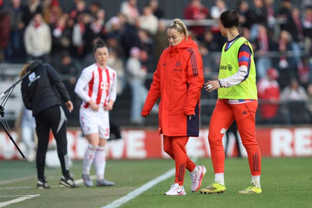Giulia Gwinn (FC Bayern München) ist enttaeuscht waehrend des Spiels der Frauen Bundesliga zwischen 1.FC Köln und Bayern München, Franz-Kremer-Stadion am 15. März in Köln, Deutschland. (Foto von Oliver Kaelke DeFodi Images) +++ Giulia Gwinn (FC Bayern München) looks dejected during the Woman Bundesliga match between 1.FC Köln and Bayern München at Franz-Kremer-Stadion on March 15, 2026 in Cologne, Germany. (Photo by Oliver Kaelke DeFodi Images) DFL regulations prohibit any use of photographs as image sequences and or quasi-video. (Photo by Oliver Kaelke DeFodi Images) -