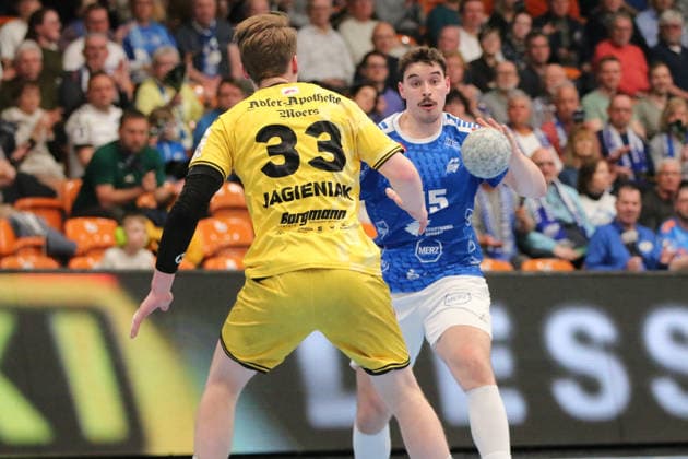 15.03.2026 Handball Herren 2025 2026 2. Handball-Bundesliga 24. Spieltag Dessau-Roßlauer HV 06 - HSG Krefeld Niederrhein Anhalt Arena Dessau Marcel Nowak (Dessau, 15, blau) am Ball. Lars Jagieniak (Krefeld, 33, gelb) erwartet ihn. Dessau-Roßlau Sachsen-Anhalt Deutschland