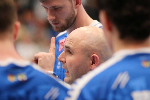 15.03.2026 Handball Herren 2025 2026 2. Handball-Bundesliga 24. Spieltag Dessau-Roßlauer HV 06 - HSG Krefeld Niederrhein Anhalt Arena Dessau Vanja Radic (Dessau, Trainer) während einer Auszeit. Dessau-Roßlau Sachsen-Anhalt Deutschland