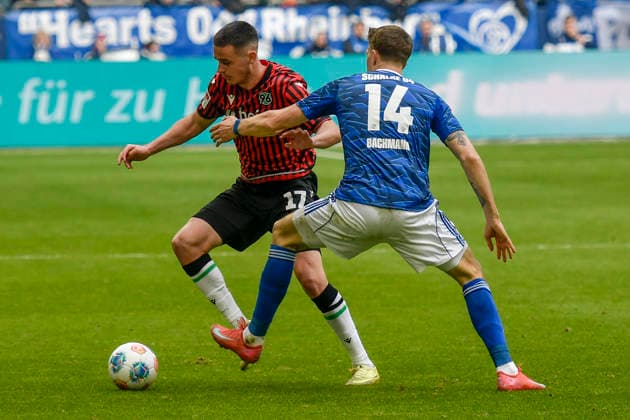 v. li. im Zweikampf Bastian Allgeier (Hannover 17) Janik Bachmann (Schalke 14) 15.03.2026 ¢ Fussball ¢ FC Schalke 04 vs Hannover 96, Veltins-Arena, Gelsenkirchen, DFB DFL REGULATIONS PROHIBIT ANY USE OF PHOTOGRAPHS AS IMAGE SEQUENCES AND OR QUASI-VIDEO