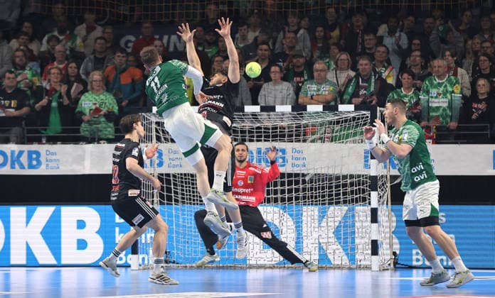 Lasse Andersson erzielt ein Tor gegen Torwart Khalifa Ghedbane Zweikampf Spielszene Aktion Handball HBL Bundesliga Herren 25. Spieltag Saison 2025 2026 15.03.2026 Füchse Berlin vs. HC Erlangen HCE