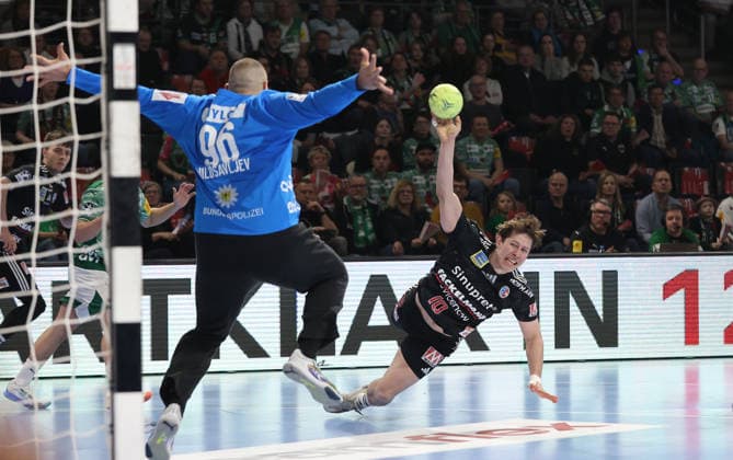 Torwart Dejan Milosavljev pariert hält gegen Florian Scheerer Zweikampf Spielszene Aktion Handball HBL Bundesliga Herren 25. Spieltag Saison 2025 2026 15.03.2026 Füchse Berlin vs. HC Erlangen HCE